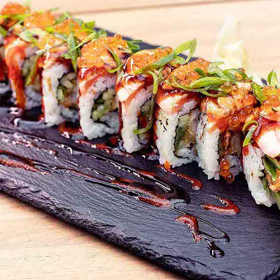 Lækkert sushi med topping fra Oishi Sushi i Hvidovre. 
